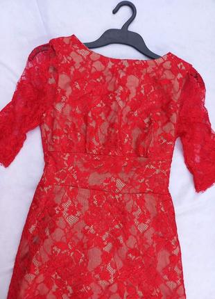 Красивое красное эффектное кружевное платье миди с шлейфом3 фото