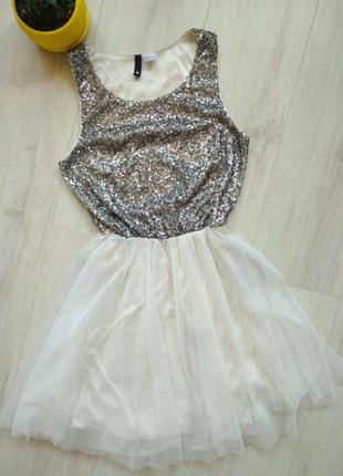 Жіноче пишне плаття