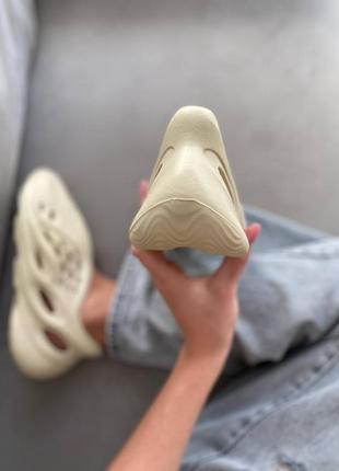 Adidas yeezy foam runner sand женские сандали бежевые адидас5 фото