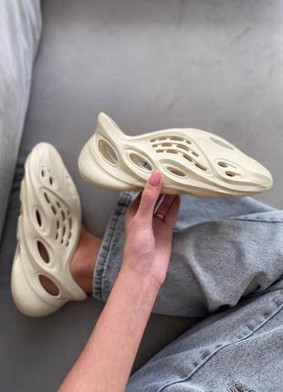 Adidas yeezy foam runner sand жіночі сандалі бежеві адідас