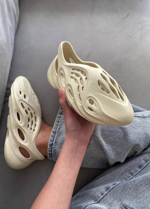 Жіночі тапочки adidas yeezy foam runner sand (без лого) #адідас