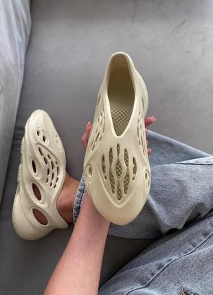 Женские тапочки adidas yeezy foam runner sand (без лого)   #адидас3 фото