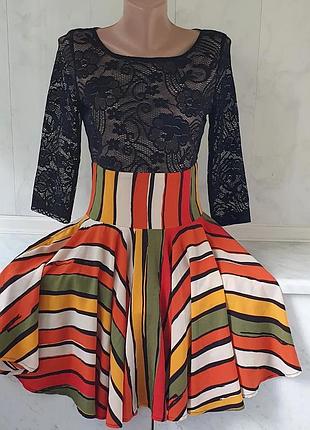 Яскраве плаття нарядне