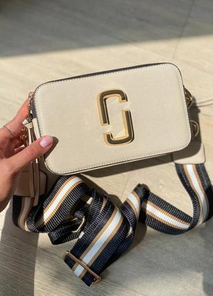 Marc jacobs snapshot beige/gold logo трендова жіноча кремова бежева золота сумочка марк джейкобс женская шикарная беж крем сумка