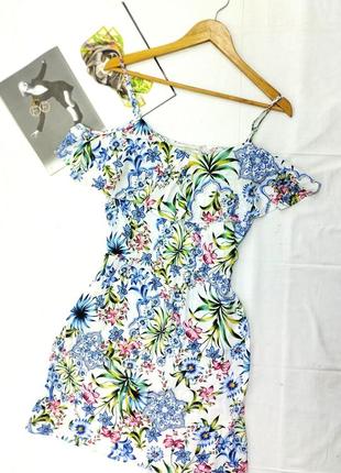 Белое платье сарафан в цветы с открытыми плечами на бретельках