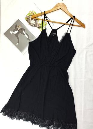 Черное платье сарафан с кружевом и декольте на бретельках