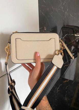 Marc jacobs snapshot beige/gold logo трендова жіноча кремова бежева золота сумочка марк джейкобс женская шикарная бежевая кремовая сумка9 фото