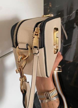 Marc jacobs snapshot beige/gold logo трендова жіноча кремова бежева золота сумочка марк джейкобс женская шикарная бежевая кремовая сумка10 фото