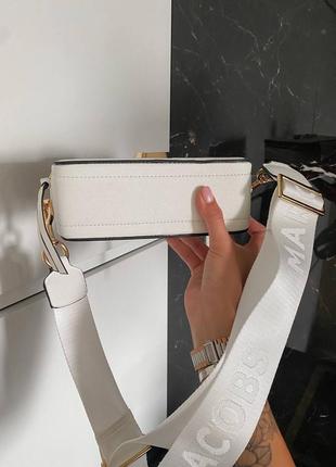 Marc jacobs snapshot white/gold logo трендова біла золота сумочка марк джейкобс золотиста сумка белая тренд4 фото