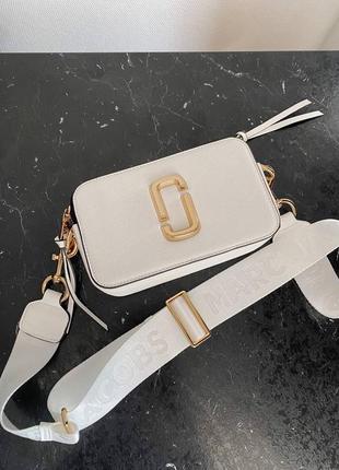 Marc jacobs snapshot white/gold logo трендова біла золота сумочка марк джейкобс золотиста сумка белая тренд2 фото