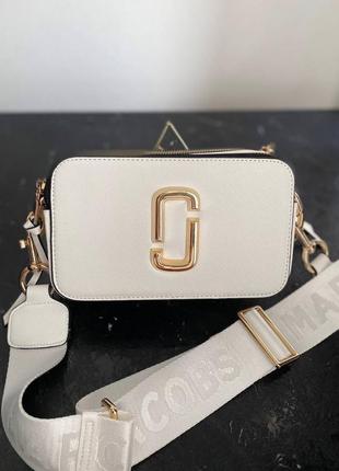 Marc jacobs snapshot white/gold logo трендова біла золота сумочка марк джейкобс золотиста сумка белая тренд