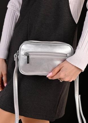 Женская серебристая сумка с длинным ремнем3 фото