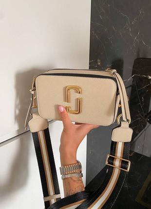 Marc jacobs snapshot beige/gold logo трендова жіноча кремова бежева золота сумочка марк джейкобс женская шикарная бежевая кремовая сумка2 фото