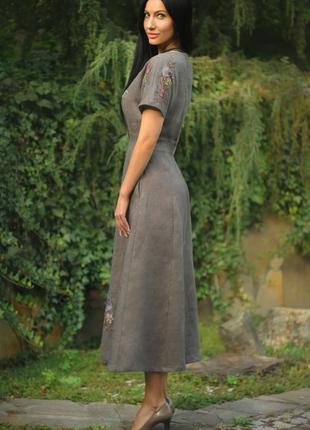 Льняна сукня з ручною вишивкою "загадковість"9 фото