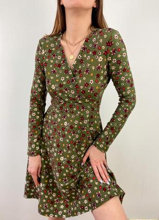 Сукня кольору хакі в квітковий принт1 фото