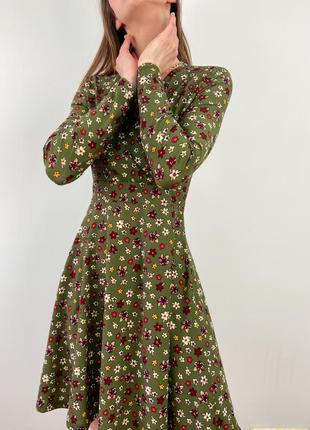 Сукня кольору хакі в квітковий принт2 фото