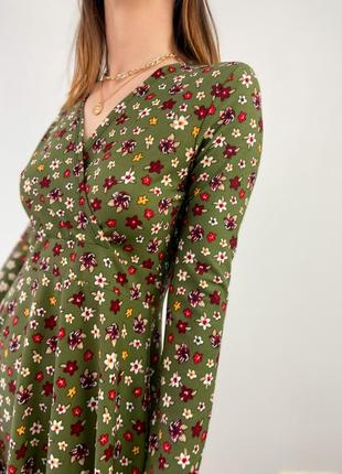 Сукня кольору хакі в квітковий принт6 фото