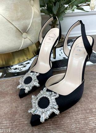 Босоножки с украшением на носке