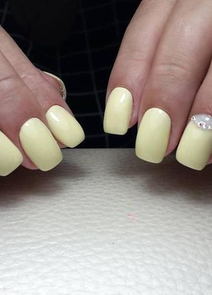 Світло жовтий гель-лак