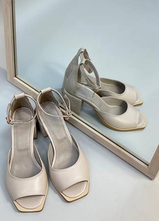 Шикарні шкіряні босоніжки беж квадратний носик каблук 6 см