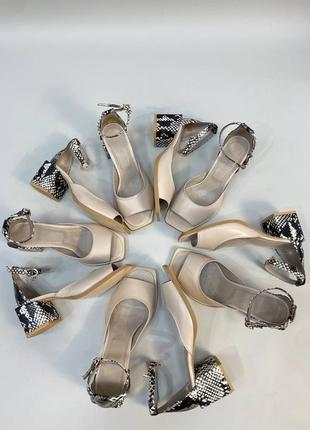 Шикарні шкіряні босоніжки беж з тисненням шкіри під пітона квадратний носик каблук 6 см