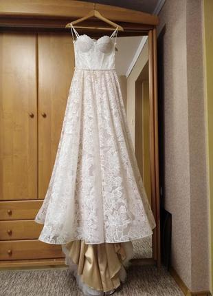 Блестящее, мерцающее свадебное платье с фатой2 фото