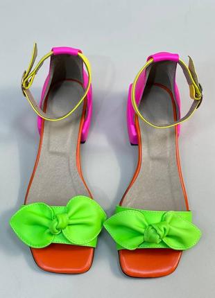 Яскраві шкіряні босоніжки бант каблук 3 см квадратний носик3 фото