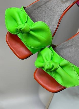 Яскраві шкіряні босоніжки бант каблук 3 см квадратний носик6 фото
