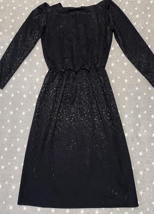 Класична сукня насиченого чьорного кольору з візерунком