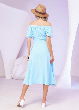 Блакитна сукня з розрізом та відкритими плечима3 фото