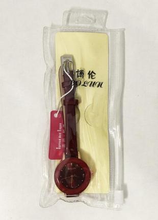 Стильные красные наручные часы женские. с блестящим ремешком. в чехле. модель 417942 фото