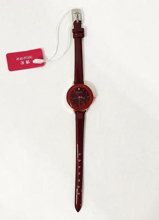 Стильные красные наручные часы женские. с блестящим ремешком. в чехле. модель 41794