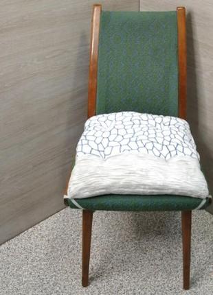 Подушка на стільці