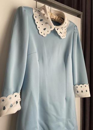 Блакитну сукню з комірцем