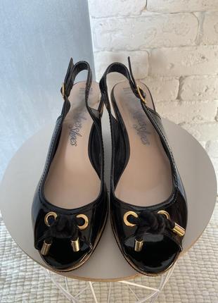 Босоножки лаковые на платформе marks&spencer 41р.2 фото