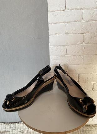 Босоножки лаковые на платформе marks&spencer 41р.3 фото