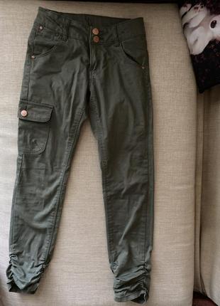 Модні штани в кольорі хакі