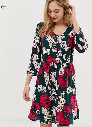 Яскраве плаття в квітки