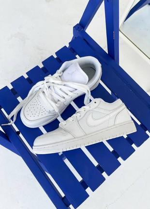 Nike air jordan retro 1 low « full white » жіночі кросівки адідас ези буст білі