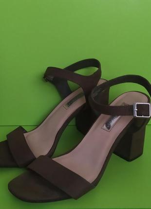 Босоножки на устойчивом каблуке хаки, 6/39