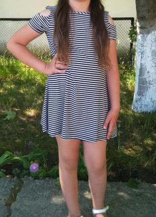 Трендовое платье в рубчик с открытыми плечами