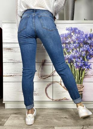 Синие джинсы с рваностями 1+1=310 фото