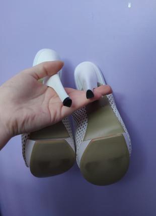 Білі босоніжки на високих підборах і платформі2 фото