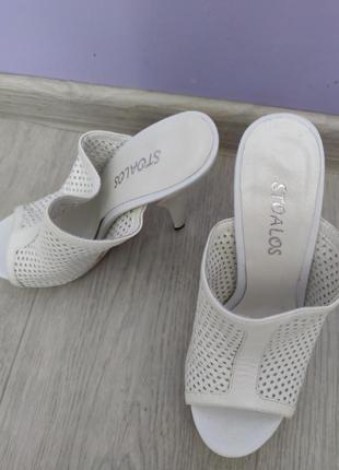 Білі босоніжки на високих підборах і платформі5 фото