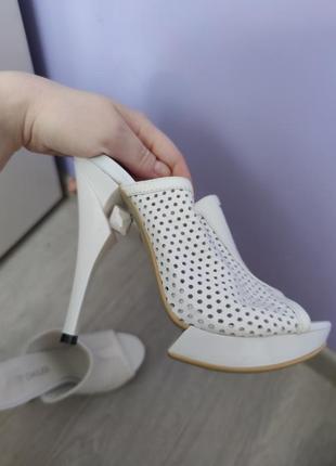 Білі босоніжки на високих підборах і платформі4 фото