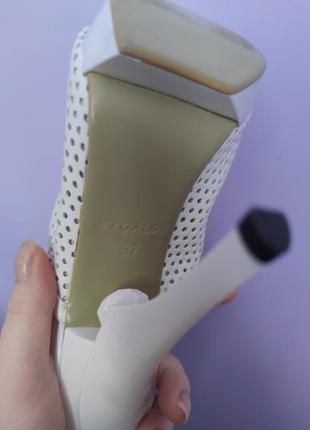 Білі босоніжки на високих підборах і платформі3 фото