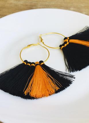 Сережки кільця з чорними та помаранчевими пензликами, сережки на хеллоуїн2 фото