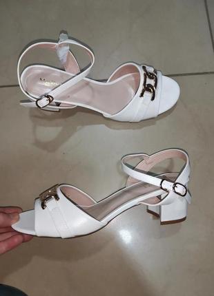 Босоніжки білі, чорні 42, 43р.