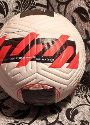 Футбольний м'яч