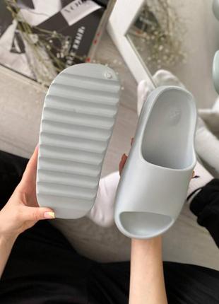 Жіночі сірі літні гумові тапочки adidas yeezy slide🆕 тапочки ізі4 фото